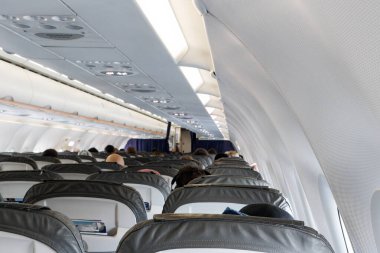 İnsanlarla birlikte yolcu kabini iç görünümü