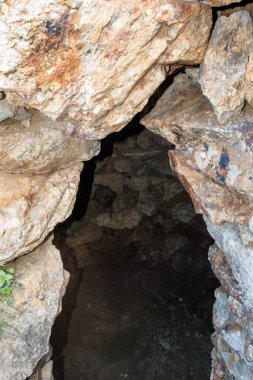 İtalya 'nın Sardunya kentindeki tarih öncesi bir kulede bir yeraltı zindanına gizemli bir giriş..