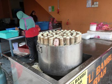 Malezya Malay ünlü geleneksel tatlı esmer şeker, un ve Hindistan cevizi yapılmış Putu Bambu aradı. Bir gemi kullanarak pişirin. Ünlü bir sokak gıda hawkers tarafından satılan öyleydi.