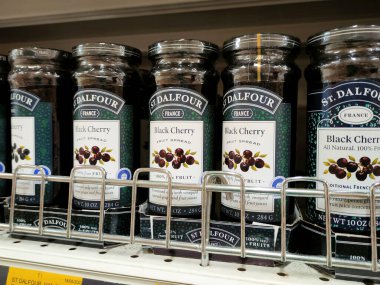 JOHOR, MALAYSIA - 6 Mart 2021: Süpermarkette sergilenen çeşitli meyve reçelleri üzerine odaklanmış. Müşterileri kolaylaştırmak için markaya göre sıralanmış. Etiketli etiket. 