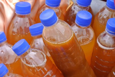 Plastik şişeye doldurulmuş taze bal 