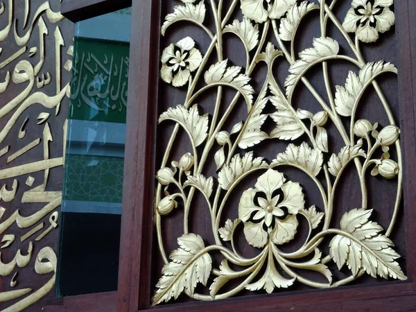 Cyberjaya Malaysia July 2017 木雕与花卉主题 雕刻品是用金叶包裹的 — 图库照片