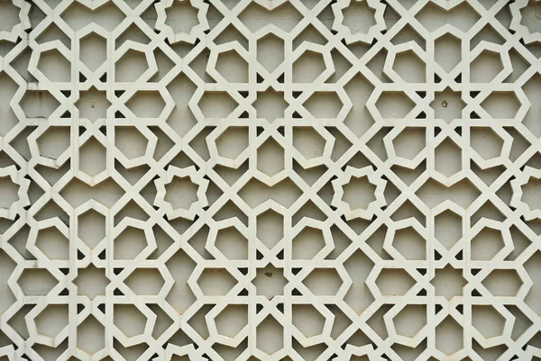 外壁装飾に用いられる地上繊維補強コンクリート製のイスラム幾何学模様 ストック画像