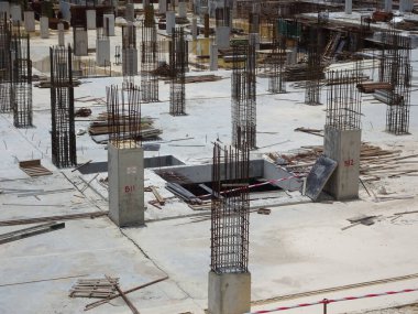 KUALA LUMPUR, MALAYSIA - 26 AĞUSTOS 2017: Çelik destek çubuğuyla beton sütun yapım aşamasında. Bir sonraki seviye için oyuncu seçimine devam etmeye hazır.