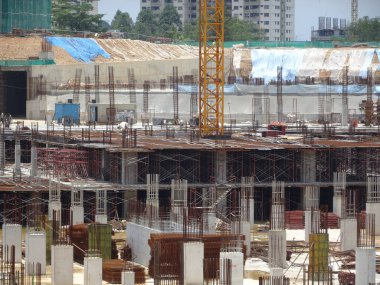 KUALA LUMPUR, MALAYSIA - 26 AĞUSTOS 2017: Çelik destek çubuğuyla beton sütun yapım aşamasında. Bir sonraki seviye için oyuncu seçimine devam etmeye hazır.