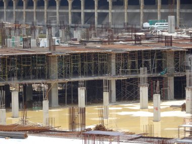 KUALA LUMPUR, MALAYSIA - 26 AĞUSTOS 2017: Çelik destek çubuğuyla beton sütun yapım aşamasında. Bir sonraki seviye için oyuncu seçimine devam etmeye hazır.