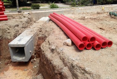 JOHOR, MALAYSIA - 02 Mart 2017: Yeraltı hizmet borusu inşaat alanında işçiler tarafından döşendi. Kabloyu korumak için kullanılan borular içindeydi..    