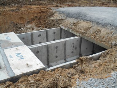 JOHOR, MALAYSIA -12 Ocak 2017: inşaat alanındaki yeraltı gözaltı göleti. Ana yapı olarak precast beton U kanal kanalı menfezi kullanıyor. 