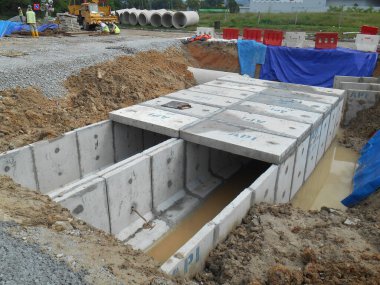JOHOR, MALAYSIA -12 Ocak 2017: inşaat alanındaki yeraltı gözaltı göleti. Ana yapı olarak precast beton U kanal kanalı menfezi kullanıyor. 