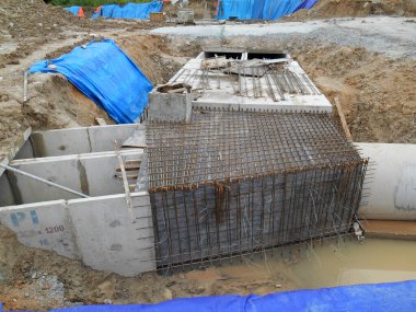JOHOR, MALAYSIA -12 Ocak 2017: inşaat alanındaki yeraltı gözaltı göleti. Ana yapı olarak precast beton U kanal kanalı menfezi kullanıyor. 