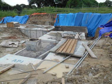 JOHOR, MALAYSIA -12 Ocak 2017: inşaat alanındaki yeraltı gözaltı göleti. Ana yapı olarak precast beton U kanal kanalı menfezi kullanıyor. 