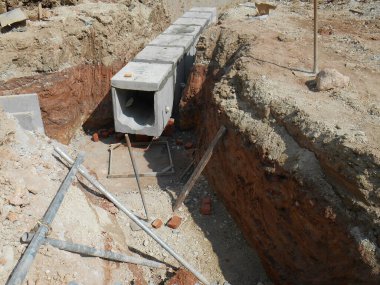 JOHOR, MALAYSIA -12 Ocak 2017: inşaat alanındaki yeraltı gözaltı göleti. Ana yapı olarak precast beton U kanal kanalı menfezi kullanıyor. 