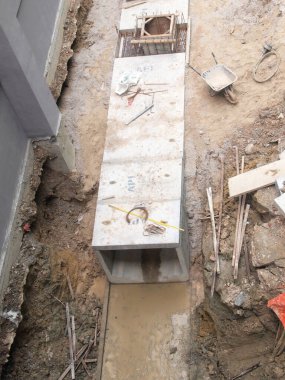 JOHOR, MALAYSIA -12 Ocak 2017: inşaat alanındaki yeraltı gözaltı göleti. Ana yapı olarak precast beton U kanal kanalı menfezi kullanıyor. 