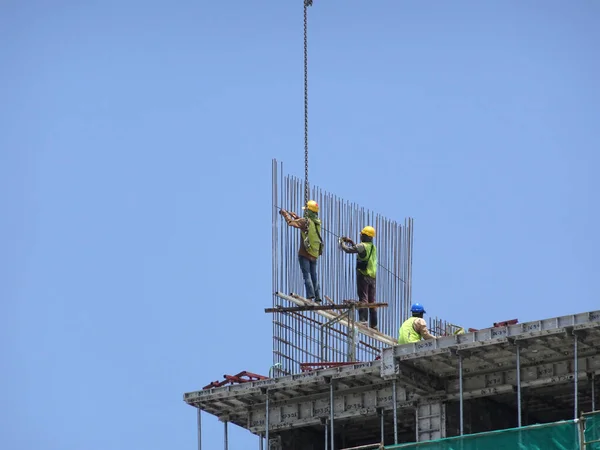 Kuala Lumpur Malasia Agosto 2017 Trabajadores Construcción Fabrican Barras Verticales — Foto de Stock