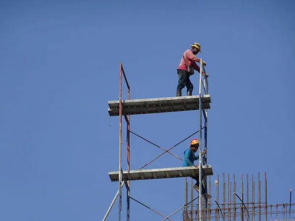 Johor Malaysia 2016年9月5日 安全ハーネスと適切な安全装備を身につけ 高いレベルで作業中に足場を登る建設労働者 — ストック写真