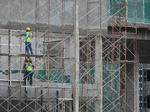 Selangor Malaysia Sierpień 2017 Pracownicy Budowlani Noszący Uprząż Bezpieczeństwa Odpowiedni — Zdjęcie stockowe
