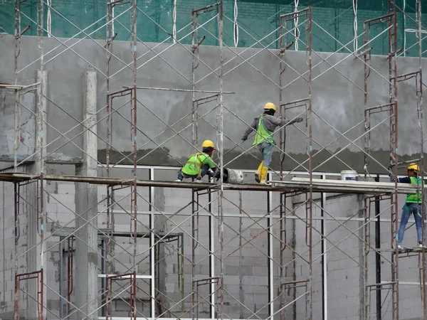 セランゴール マレーシア 2017年8月26日 安全ハーネスと適切な安全装置を装着した建設労働者が高いレベルでプラスチング作業を行う — ストック写真