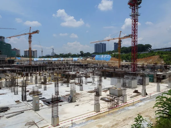 Kuala Lumpur Malaysia 2017年8月26日 上部に突起状の鋼強化バーを備えた建設中のコンクリート列 次のレベルのために鋳造を続ける準備ができて — ストック写真