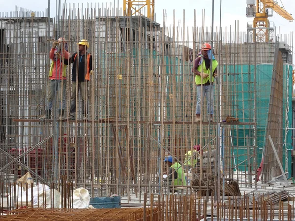 Kuala Lumpur Malaysia August 2017 建筑工人在建筑工地制造垂直钢筋 — 图库照片