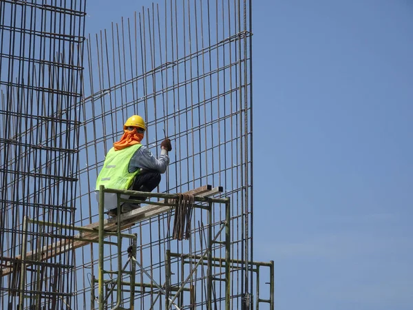 Kuala Lumpur Malaysia August 2017 建筑工人在建筑工地制造垂直钢筋 — 图库照片