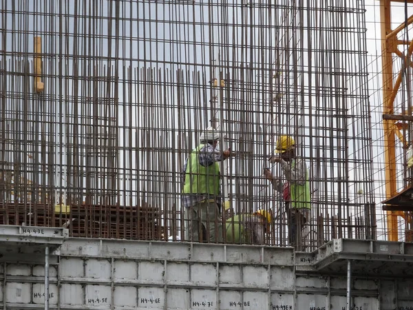 Kuala Lumpur Malaysia August 2017 Bauarbeiter Fertigen Vertikale Stahlbewehrungsstangen Auf — Stockfoto