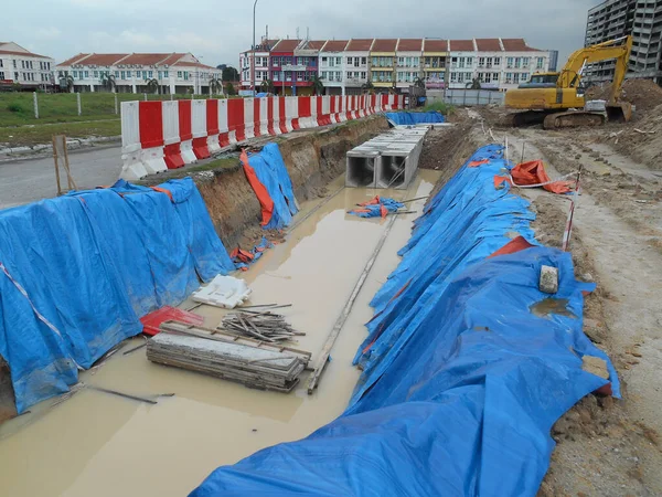 JOHOR, MALAYSIA -12 Ocak 2017: inşaat alanındaki yeraltı gözaltı göleti. Ana yapı olarak precast beton U kanal kanalı menfezi kullanıyor. 