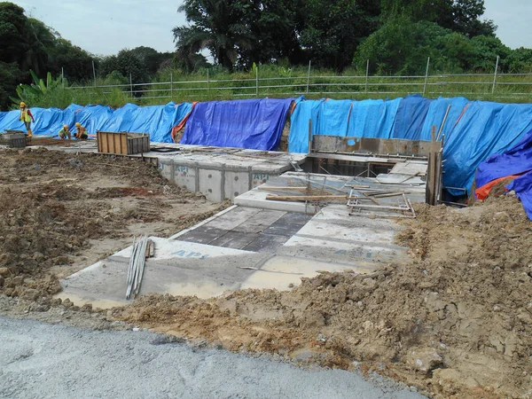 JOHOR, MALAYSIA -12 Ocak 2017: inşaat alanındaki yeraltı gözaltı göleti. Ana yapı olarak precast beton U kanal kanalı menfezi kullanıyor. 