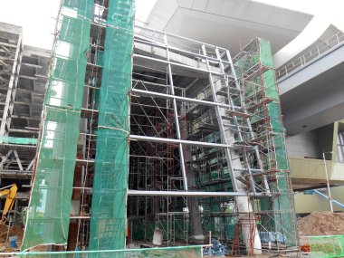 JOHOR, MALAYSIA - 25 Temmuz 2017: İnşaat sırasında yapı yapısını desteklemek için geçici yapı olarak kullanılan yapı. Ayrıca işçilerin çalışması için çalışma platformu olarak kullanılıyor.. 