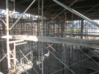 JOHOR, MALAYSIA - 25 Temmuz 2017: İnşaat sırasında yapı yapısını desteklemek için geçici yapı olarak kullanılan yapı. Ayrıca işçilerin çalışması için çalışma platformu olarak kullanılıyor.. 