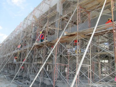 JOHOR, MALAYSIA - 25 Temmuz 2017: İnşaat sırasında yapı yapısını desteklemek için geçici yapı olarak kullanılan yapı. Ayrıca işçilerin çalışması için çalışma platformu olarak kullanılıyor.. 