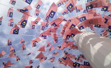 SELANGOR, MALAYSIA - 31 AĞUSTOS 2017: Rüzgarlı havada küçük ölçekli Malezya bayrakları. 