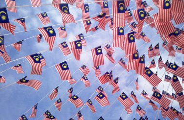 SELANGOR, MALAYSIA - 31 AĞUSTOS 2017: Rüzgarlı havada küçük ölçekli Malezya bayrakları. 