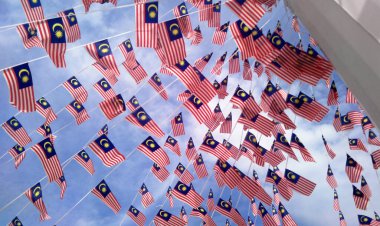 SELANGOR, MALAYSIA - 31 AĞUSTOS 2017: Rüzgarlı havada küçük ölçekli Malezya bayrakları. 