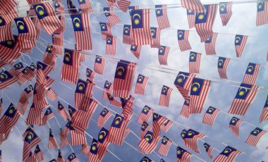 SELANGOR, MALAYSIA - 31 AĞUSTOS 2017: Rüzgarlı havada küçük ölçekli Malezya bayrakları. 