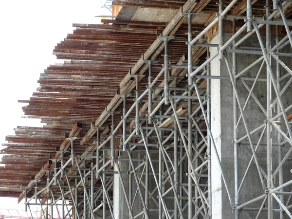 Johor Malaysia 2017年7月25日 建設中の建物構造をサポートするための一時的な構造物として使用される足場 労働者が働くための作業プラットフォームとして使用 — ストック写真