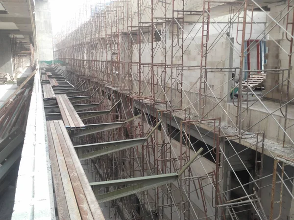Johor Malaysia 2017年7月25日 建設中の建物構造をサポートするための一時的な構造物として使用される足場 労働者が働くための作業プラットフォームとして使用 — ストック写真