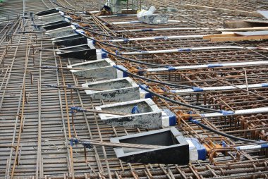 MALACCA, MALAYSIA -APRIL 14, 2016: İnşaat alanında önceden gerilmiş beton için stres öncesi kablo tendonları. Daha geniş kaplamayla daha iyi beton kaplama kalitesi elde etmek için bir teknoloji.. 