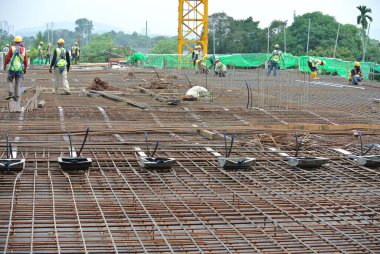 MALACCA, MALAYSIA -APRIL 14, 2016: İnşaat alanında önceden gerilmiş beton için stres öncesi kablo tendonları. Daha geniş kaplamayla daha iyi beton kaplama kalitesi elde etmek için bir teknoloji.. 