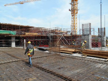 JOHOR, MALAYSIA - 14 Mayıs 2016: Gündüz vakti Malezya 'nın Johor kentindeki inşaat alanında çalışan bir grup inşaat işçisi.  