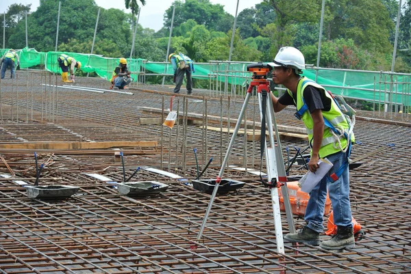 Johor Malasia Abril 2016 Trabajadores Construcción Que Utilizan Nivel Basurero —  Fotos de Stock