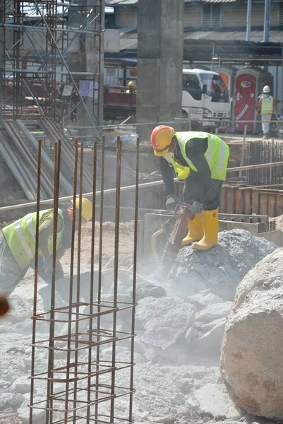 Johor Malaysia January 2015 Construction Workers Cutting Foundation Pile Using — Stok fotoğraf