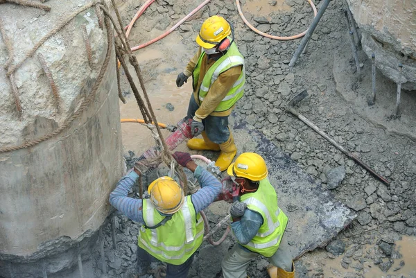 Johor Malaysia January 2015 Construction Workers Cutting Foundation Pile Using — Foto de Stock