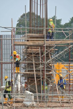 JOHOR, MALAYSIA -APRIL 13, 2016: İnşaat alanındaki platform, form ve yapıyı desteklemek için geçici yapı olarak kullanılan yapı. Ayrıca işçiler için yürüme platformu olarak kullanıldı.. 