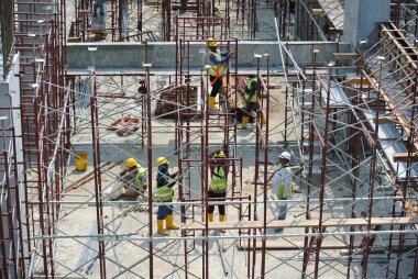 JOHOR, MALAYSIA -APRIL 13, 2016: İnşaat alanındaki platform, form ve yapıyı desteklemek için geçici yapı olarak kullanılan yapı. Ayrıca işçiler için yürüme platformu olarak kullanıldı.. 