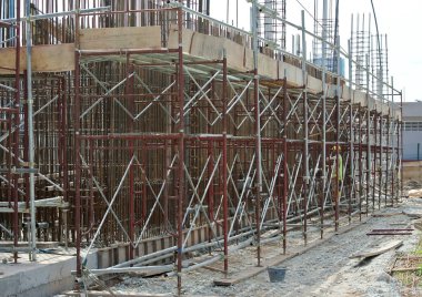 JOHOR, MALAYSIA -APRIL 13, 2016: İnşaat alanındaki platform, form ve yapıyı desteklemek için geçici yapı olarak kullanılan yapı. Ayrıca işçiler için yürüme platformu olarak kullanıldı.. 