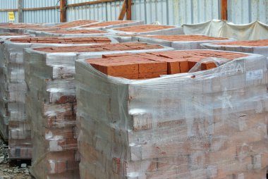 SELANGOR, MALAYSIA - MAYIS 3 Mayıs 2016: İnşaat alanında kil tuğla palet 