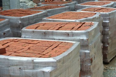 SELANGOR, MALAYSIA - MAYIS 3 Mayıs 2016: İnşaat alanında kil tuğla palet 