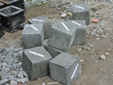 MALACCA, MALAYSIA 20 Mayıs 2016: Küp testi. Standart kare beton bloğu elde etmek için kullanılan kare şeklinde çelik küf. Beton blok laboratuarda sıkıştırma testi için kullanılacak. 