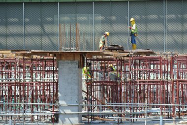 JOHOR, MALAYSIA -APRIL 13, 2016: İnşaat alanındaki platform, form ve yapıyı desteklemek için geçici yapı olarak kullanılan yapı. Ayrıca işçiler için yürüme platformu olarak kullanıldı.. 