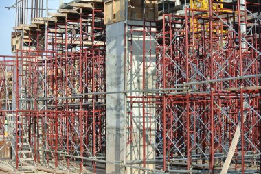 JOHOR, MALAYSIA -APRIL 13, 2016: İnşaat alanındaki platform, form ve yapıyı desteklemek için geçici yapı olarak kullanılan yapı. Ayrıca işçiler için yürüme platformu olarak kullanıldı.. 